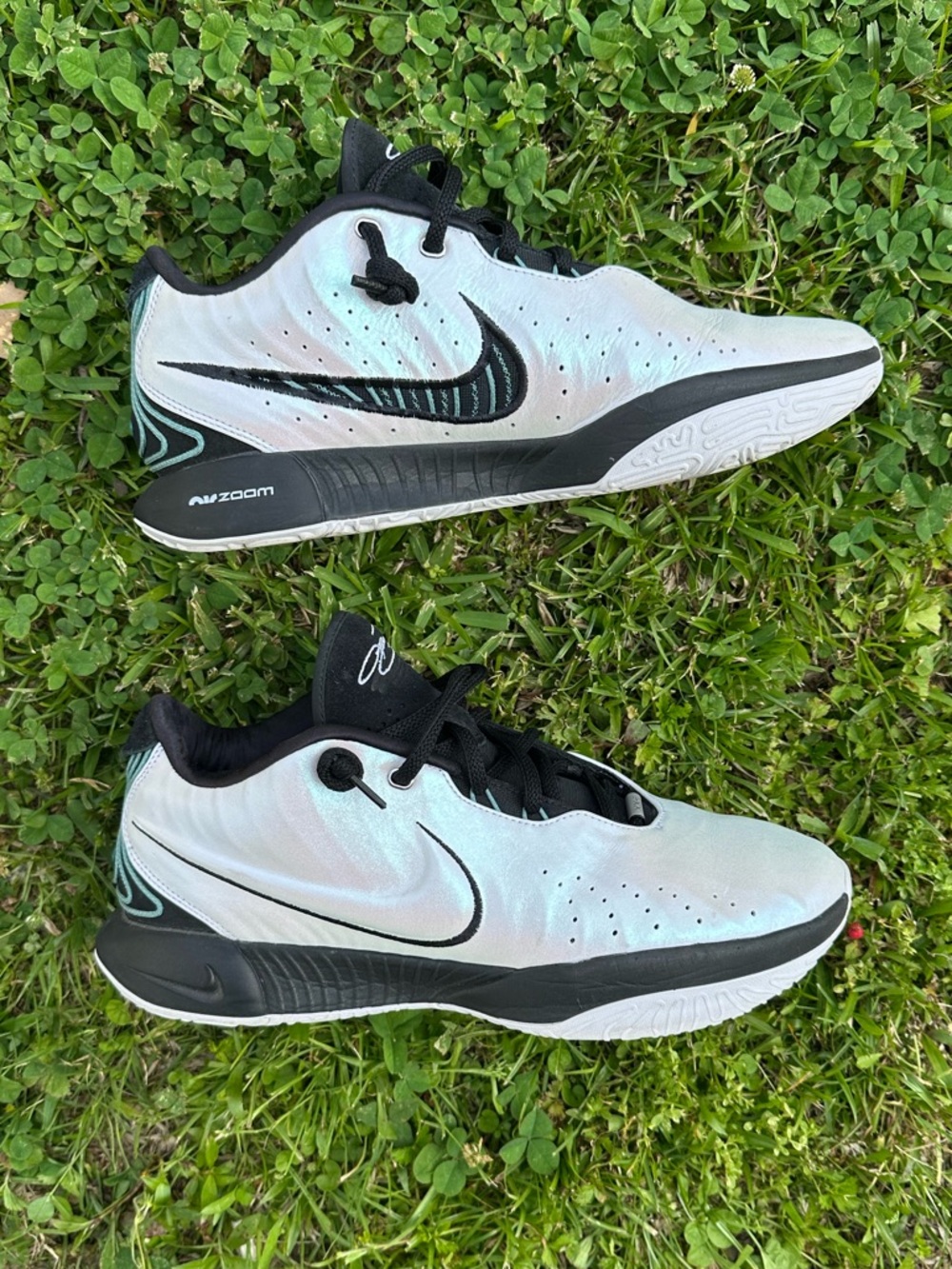Nike White and Black Men's Low-Top Sneakers